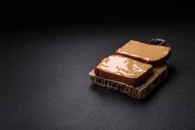 Tost ekmekli sandviç, fıstık ezmesi ve ahududu ya da çilek reçeli. İçten, besleyici bir kahvaltı.