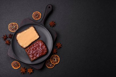 Tost ekmekli sandviç, fıstık ezmesi ve ahududu ya da çilek reçeli. İçten, besleyici bir kahvaltı.