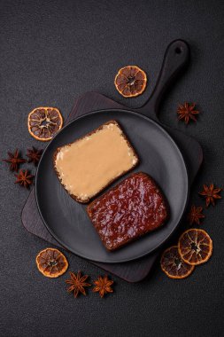 Tost ekmekli sandviç, fıstık ezmesi ve ahududu ya da çilek reçeli. İçten, besleyici bir kahvaltı.