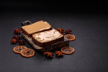 Tost ekmekli sandviç, fıstık ezmesi ve ahududu ya da çilek reçeli. İçten, besleyici bir kahvaltı.