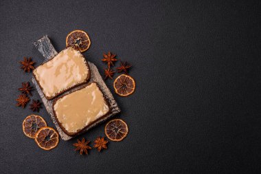 Tost ekmekli sandviç, fıstık ezmesi ve ahududu ya da çilek reçeli. İçten, besleyici bir kahvaltı.