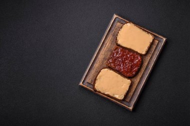 Tost ekmekli sandviç, fıstık ezmesi ve ahududu ya da çilek reçeli. İçten, besleyici bir kahvaltı.