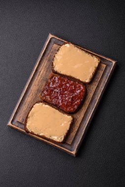 Tost ekmekli sandviç, fıstık ezmesi ve ahududu ya da çilek reçeli. İçten, besleyici bir kahvaltı.