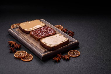 Tost ekmekli sandviç, fıstık ezmesi ve ahududu ya da çilek reçeli. İçten, besleyici bir kahvaltı.