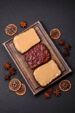 Tost ekmekli sandviç, fıstık ezmesi ve ahududu ya da çilek reçeli. İçten, besleyici bir kahvaltı.