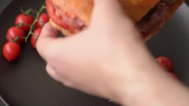 Salamlı, peynirli, domatesli roka, tuzlu, baharatlı ve çimento kaplı Focaccia.