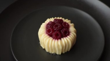 Ahududulu tatlı kremalı tart ve koyu beton bir arka plan