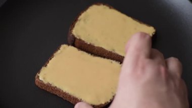 Tost ekmekli sandviç, fıstık ezmesi ve ahududu ya da çilek reçeli. İçten, besleyici bir kahvaltı.