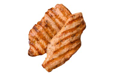 Izgarada pişirilmiş sulu tavuk filetosu. Beyaz arka planda tuz, baharat ve otlarla birlikte.