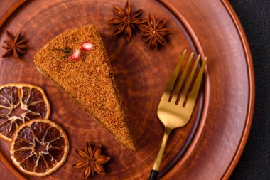 Koyu desenli beton arka planda tatlı katmanlı ballı kek.