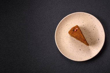 Koyu desenli beton arka planda tatlı katmanlı ballı kek.