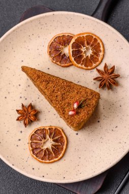 Koyu desenli beton arka planda tatlı katmanlı ballı kek.