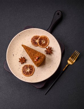 Koyu desenli beton arka planda tatlı katmanlı ballı kek.