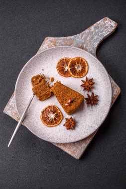 Koyu desenli beton arka planda tatlı katmanlı ballı kek.