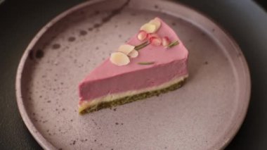 Pembe krem peynirli, ahududu aromalı veya koyu dokulu arkaplanda çilekli tatlı cheesecake.