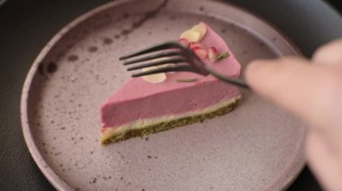 Pembe krem peynirli, ahududu aromalı veya koyu dokulu arkaplanda çilekli tatlı cheesecake.