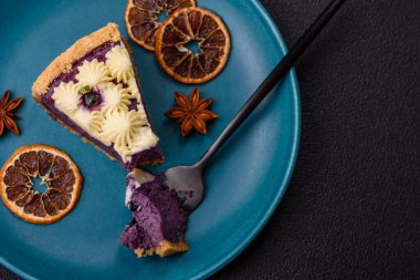 Koyu dokuda krem peynirli fırında yaban mersinli cheesecake yok.