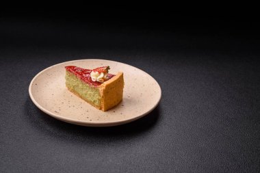 Koyu dokulu arka planda fıstık ve krem peynirli fırında çilekli kek yok.