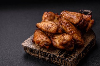 Tuzlu, baharatlı ve çimento kaplı ızgara tavuk kanatları.