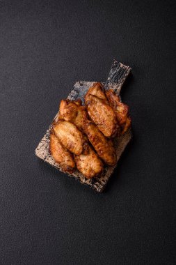 Tuzlu, baharatlı ve çimento kaplı ızgara tavuk kanatları.