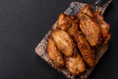 Tuzlu, baharatlı ve çimento kaplı ızgara tavuk kanatları.