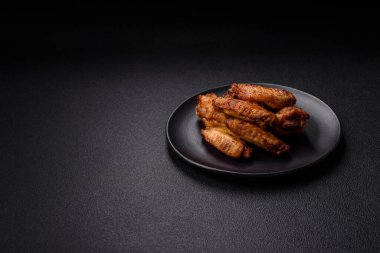 Tuzlu, baharatlı ve çimento kaplı ızgara tavuk kanatları.