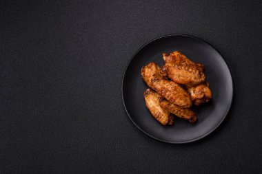 Tuzlu, baharatlı ve çimento kaplı ızgara tavuk kanatları.