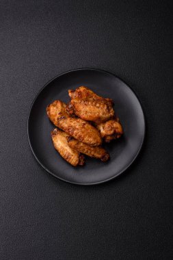Tuzlu, baharatlı ve çimento kaplı ızgara tavuk kanatları.