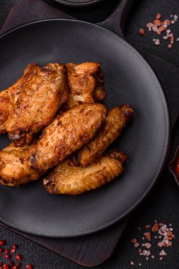 Tuzlu, baharatlı ve çimento kaplı ızgara tavuk kanatları.