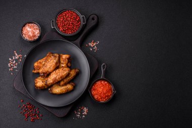 Tuzlu, baharatlı ve çimento kaplı ızgara tavuk kanatları.