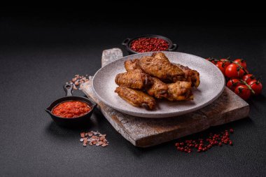 Tuzlu, baharatlı ve çimento kaplı ızgara tavuk kanatları.