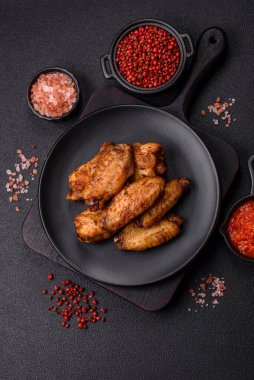 Tuzlu, baharatlı ve çimento kaplı ızgara tavuk kanatları.