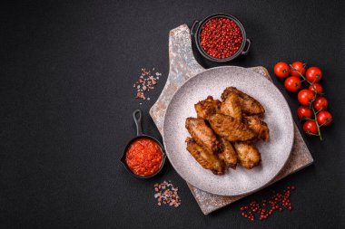 Tuzlu, baharatlı ve çimento kaplı ızgara tavuk kanatları.