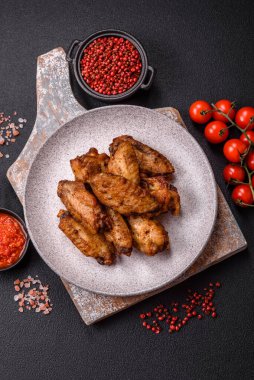 Tuzlu, baharatlı ve çimento kaplı ızgara tavuk kanatları.