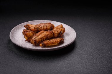 Tuzlu, baharatlı ve çimento kaplı ızgara tavuk kanatları.