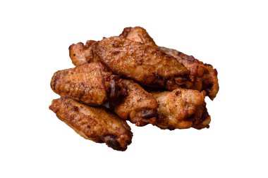 Beyaz arka planda tuzlu, baharatlı ve otlu ızgara tavuk kanadı.