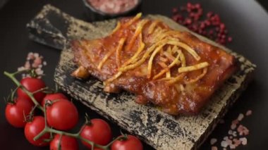 Koyu beton bir arka planda ızgarada pişirilmiş tuzlu, baharatlı ve otlu domuz ya da biftek kaburgası.