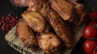 Tuzlu, baharatlı ve çimento kaplı ızgara tavuk kanatları.