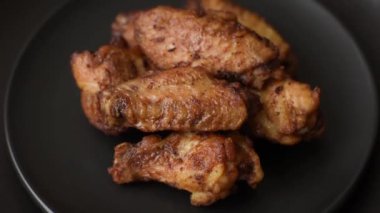 Tuzlu, baharatlı ve çimento kaplı ızgara tavuk kanatları.