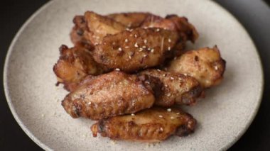 Tuzlu, baharatlı ve çimento kaplı ızgara tavuk kanatları.