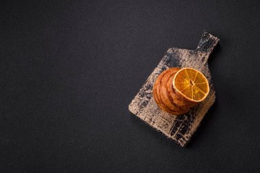 Koyu dokulu İsviçre kremalı puf böreğinden yapılmış tatlı bir çörek.