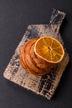 Koyu dokulu İsviçre kremalı puf böreğinden yapılmış tatlı bir çörek.