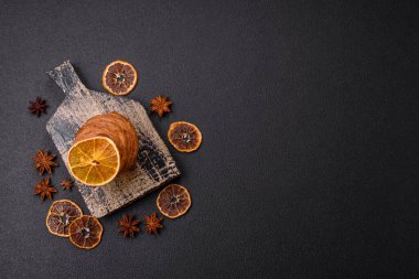 Koyu dokulu İsviçre kremalı puf böreğinden yapılmış tatlı bir çörek.