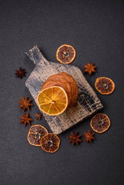 Koyu dokulu İsviçre kremalı puf böreğinden yapılmış tatlı bir çörek.