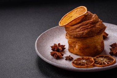 Koyu dokulu İsviçre kremalı puf böreğinden yapılmış tatlı bir çörek.