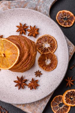 Koyu dokulu İsviçre kremalı puf böreğinden yapılmış tatlı bir çörek.