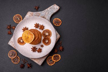 Koyu dokulu İsviçre kremalı puf böreğinden yapılmış tatlı bir çörek.