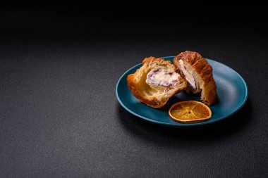 Koyu dokulu İsviçre kremalı puf böreğinden yapılmış tatlı bir çörek.