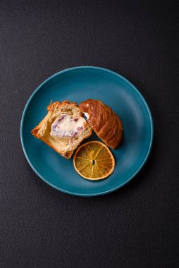Koyu dokulu İsviçre kremalı puf böreğinden yapılmış tatlı bir çörek.