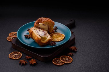 Koyu dokulu İsviçre kremalı puf böreğinden yapılmış tatlı bir çörek.